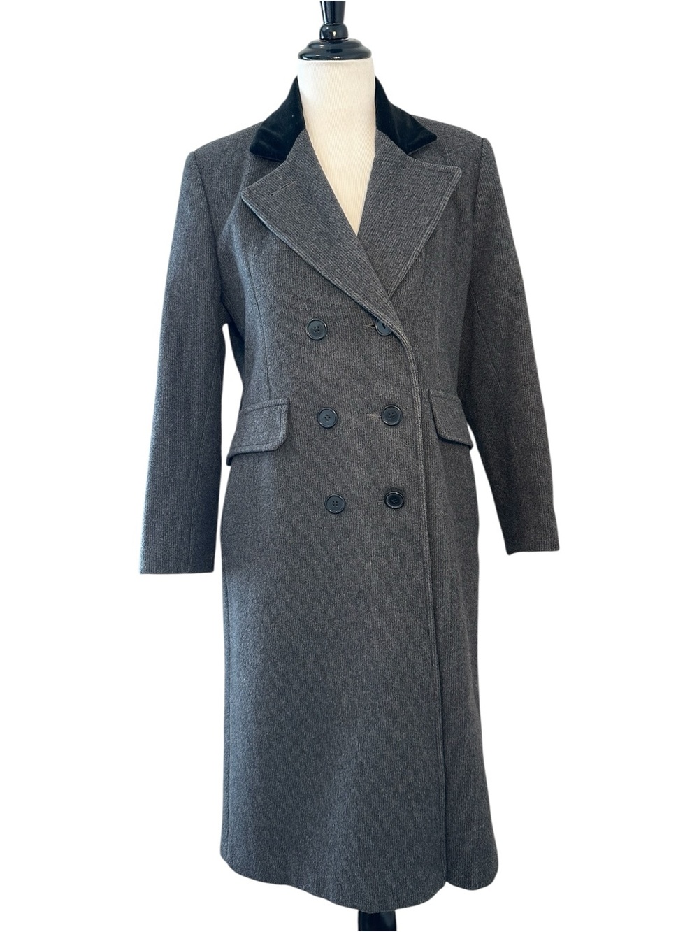 Vintage Albert Nipon Women's Double-Breasted Gray Coat with Black Velvet Collar